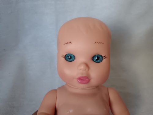 Játékbaba lila bugyiban – újszerű állapotú, 19 cm (G1) 