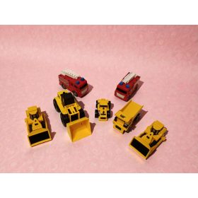   Járműves játékcsomag – tűzoltóautók és munkagépek – használt, jó állapotban (B2)