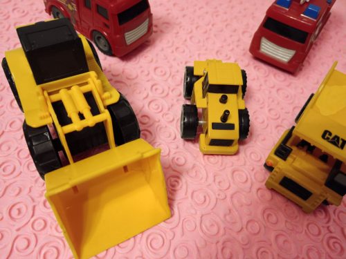 Járműves játékcsomag – tűzoltóautók és munkagépek – használt, jó állapotban (B2)