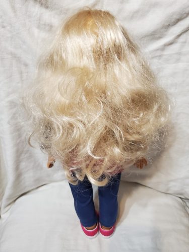 Divatos lánybaba hosszú szőke hajjal – használt, jó állapotú (43 cm) (b6)
