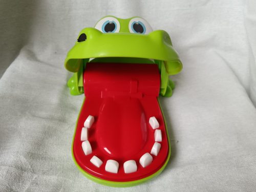 Harapós krokodilos fogorvos játék – használt, jó állapotú (26 cm) (G1)