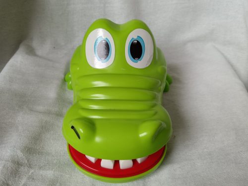 Harapós krokodilos fogorvos játék – használt, jó állapotú (26 cm) (G1)