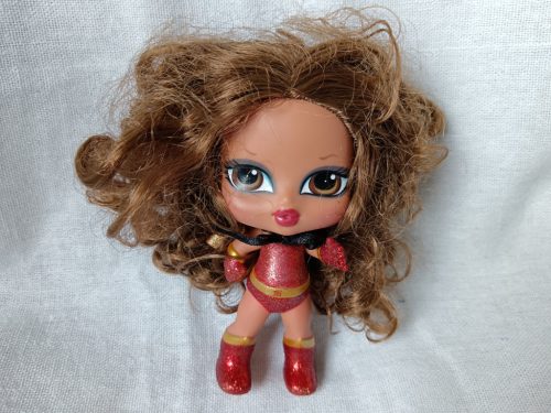 Bratz Babyz Super Hero Yasmin baba – használt újszerű állapotú, 13 cm  (G1)