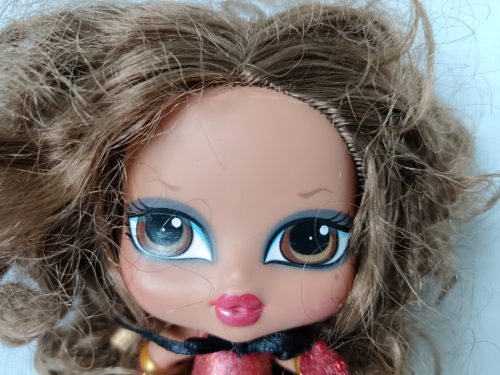 Bratz Babyz Super Hero Yasmin baba – használt újszerű állapotú, 13 cm  (G1)