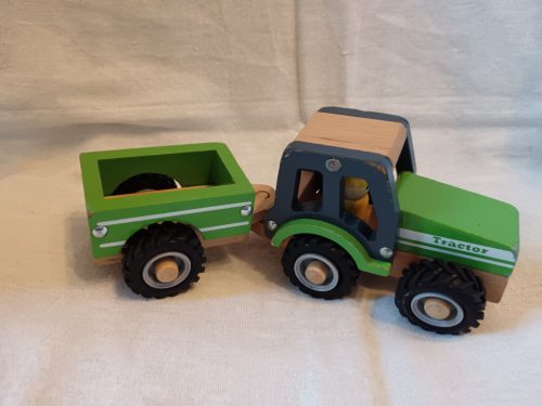 New Classic Toys fa traktor utánfutóval, 15×10 cm – használt, jó állapotban (G2) 