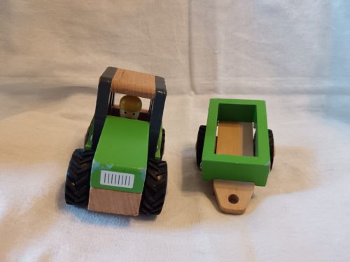 New Classic Toys fa traktor utánfutóval, 15×10 cm – használt, jó állapotban (G2) 