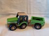 New Classic Toys fa traktor utánfutóval, 15×10 cm – használt, jó állapotban (G2) 