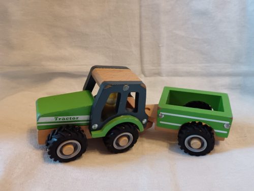 New Classic Toys fa traktor utánfutóval, 15×10 cm – használt, jó állapotban (G2) 