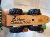 New Classic Toys fa traktor utánfutóval, 15×10 cm – használt, jó állapotban (G2) 