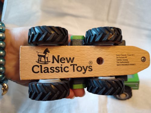 New Classic Toys fa traktor utánfutóval, 15×10 cm – használt, jó állapotban (G2) 
