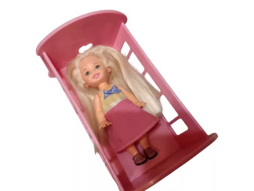 Mattel Barbie Chelsea babaház 2 babával, 25 × 27 cm – hiányos, jó állapotú (E1)