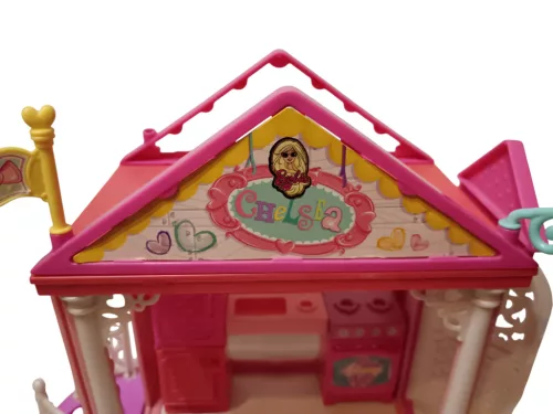 Mattel Barbie Chelsea babaház 2 babával, 25 × 27 cm – hiányos, jó állapotú (E1)