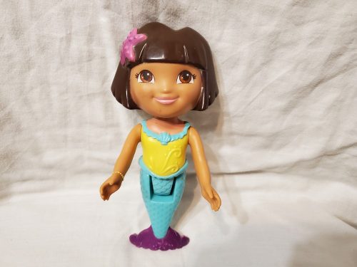 Dóra baba sellő jelmezben – használt, jó állapotban (21 cm) (OP2)