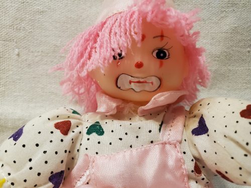 Rózsaszín bohócfigura textil testtel – 22 cm – dekoráció vagy gyűjtői darab, újszerű állapotban (d2)