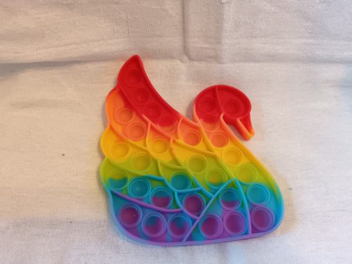 Szivárvány színű hattyú alakú pop it játék, 17 cm – használt, jó állapotban (G2) 