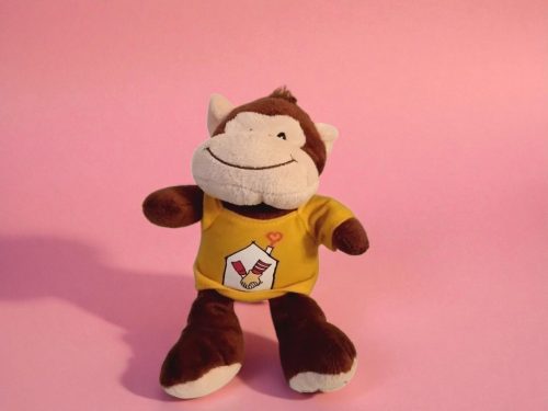 Mosolygós kismajom plüss, 20 cm – használt, jó állapotban (G4)