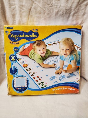 Tomy Aquadoodle vízzel rajzolható szőnyeg – használt jó állapotú, dobozsérült (75×75 cm) (b5)