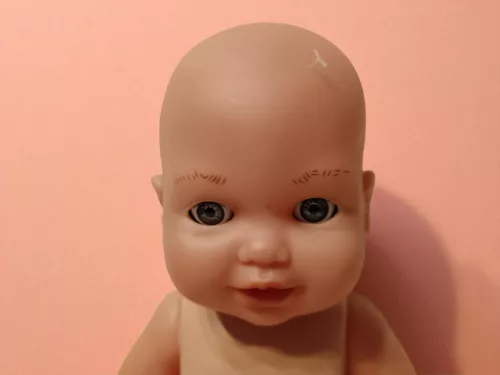 Pisilős játékbaba, 37 cm – használt, jó állapotban (C5)