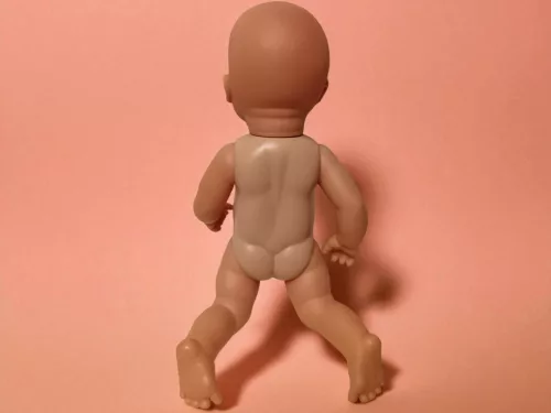 Pisilős játékbaba, 37 cm – használt, jó állapotban (C5)