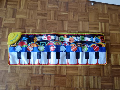 Zenélő játszószőnyeg gyerekeknek használt, újszerű állapotban, 110×36 cm-es méretben (G1) 