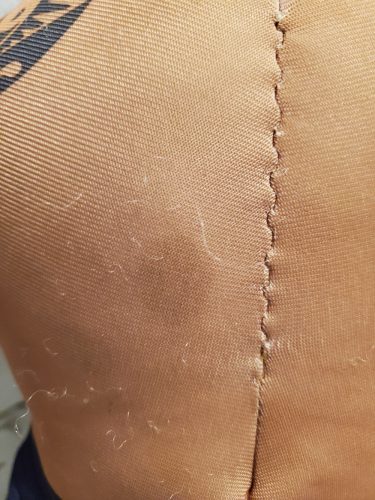 WWE The Rock pankrátor plüssfigura – használt, bolyhos, foltos állapotban (A4)